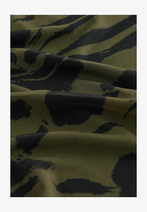 Gestructureerde stof in olijfgroen met een zwart abstract patroon, die een gaasachtige structuur en een gladde afwerking toont.