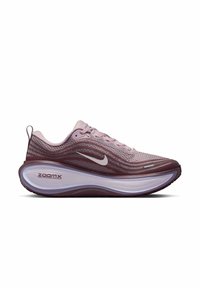 Nike ZoomX løbesko i mauve og lys lilla med tyk polstret sål og hvid Nike swoosh-logo på siden.