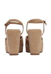 Μπεζ πλατφόρμες σανδάλια με χοντρό τακούνι, με απαλή σουέτ υφή, λουράκι στον αστράγαλο και ανοιχτή μύτη. Περιλαμβάνουν χρυσαφί διακοσμητικά.