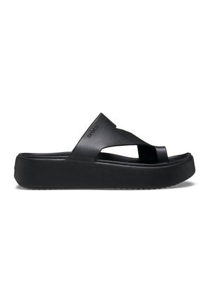 Sort slip-on sandal med tyk sål og bred rem med en tå-loop og Crocs-logo på siden.