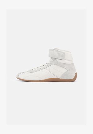 Hoge sneakers van wit leer en suède met een beige rubberen zool. Voorzien van een vetersluiting en een klittenbandsluiting voor een stevige pasvorm.