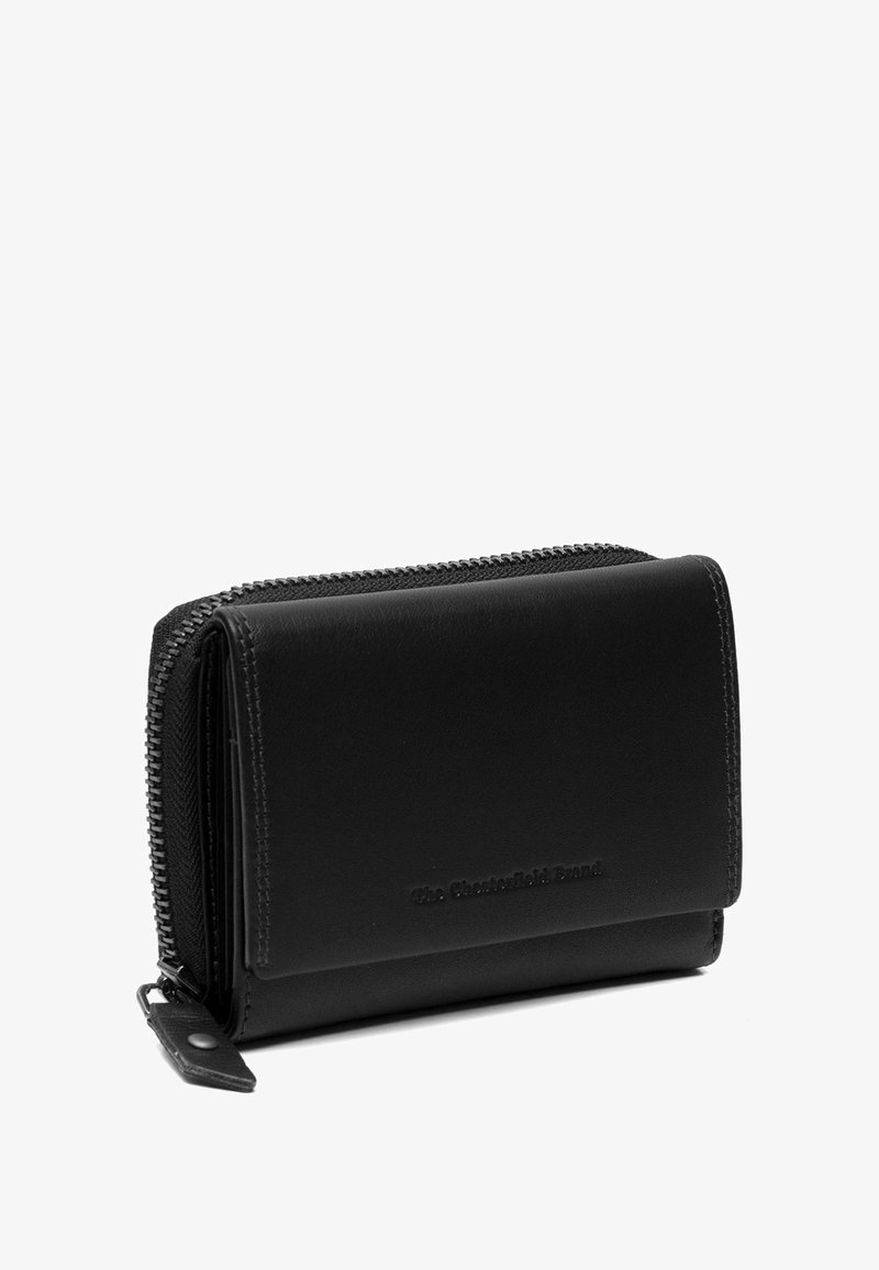 Portefeuille en cuir noir avec fermeture éclair, présentant un design compact et un logo en relief sur le devant. Texture lisse et forme structurée.