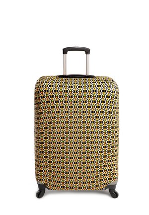 Walizka z twardą skorupą z geometrycznym wzorem w żółtym i pomarańczowym na czarnym tle. Rączka teleskopowa i cztery kółka dla łatwego przemieszczania.