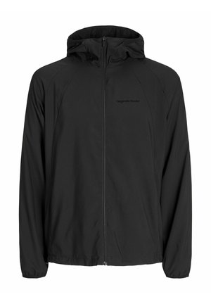 Chaqueta negra con cremallera y capucha, hecha de tejido ligero. Presenta mangas raglán, una textura suave y un logo en el pecho.