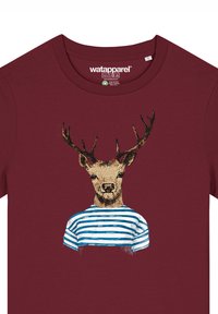 Bordeaux T-shirt met een grafisch ontwerp van een hert met een gewei dat een blauw-wit gestreept shirt draagt. Zachte katoenmateriaal, casual ontwerp.