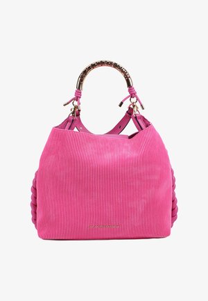 Sac à main en velours côtelé rose avec une poignée circulaire en métal doré et des accents tressés sur les côtés. Il présente une texture lisse et une forme structurée.