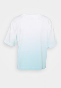 Vit till ljusblå gradient t-shirt med kort ärm och rundad halsringning, visad bakifrån mot en enfärgad bakgrund.