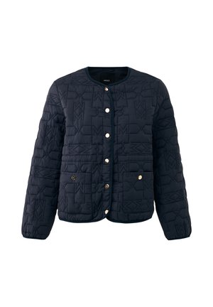 Gewatteerd marineblauw jack met een ronde hals, drukknoopsluiting aan de voorkant en een reliëf logo patroon. Zachte textuur met goudkleurige metalen accenten en twee zakken.