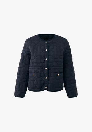 Gewatteerd marineblauw jack met een ronde hals, drukknoopsluiting aan de voorkant en een reliëf logo patroon. Zachte textuur met goudkleurige metalen accenten en twee zakken.