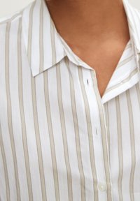 Overhemd met verticale witte en beige strepen; heeft een klassieke kraag, zachte stof en een voor sluiting met knopen.