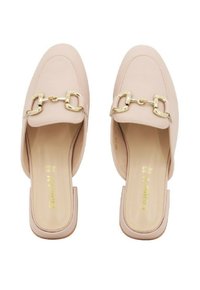 Mule rosa chiaro in pelle liscia, con un elegante dettaglio di catena dorata sulla parte anteriore e suola piatta.