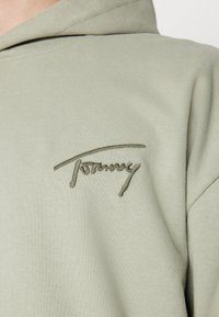 Tommy Jeans Jersey con capucha - faded willow