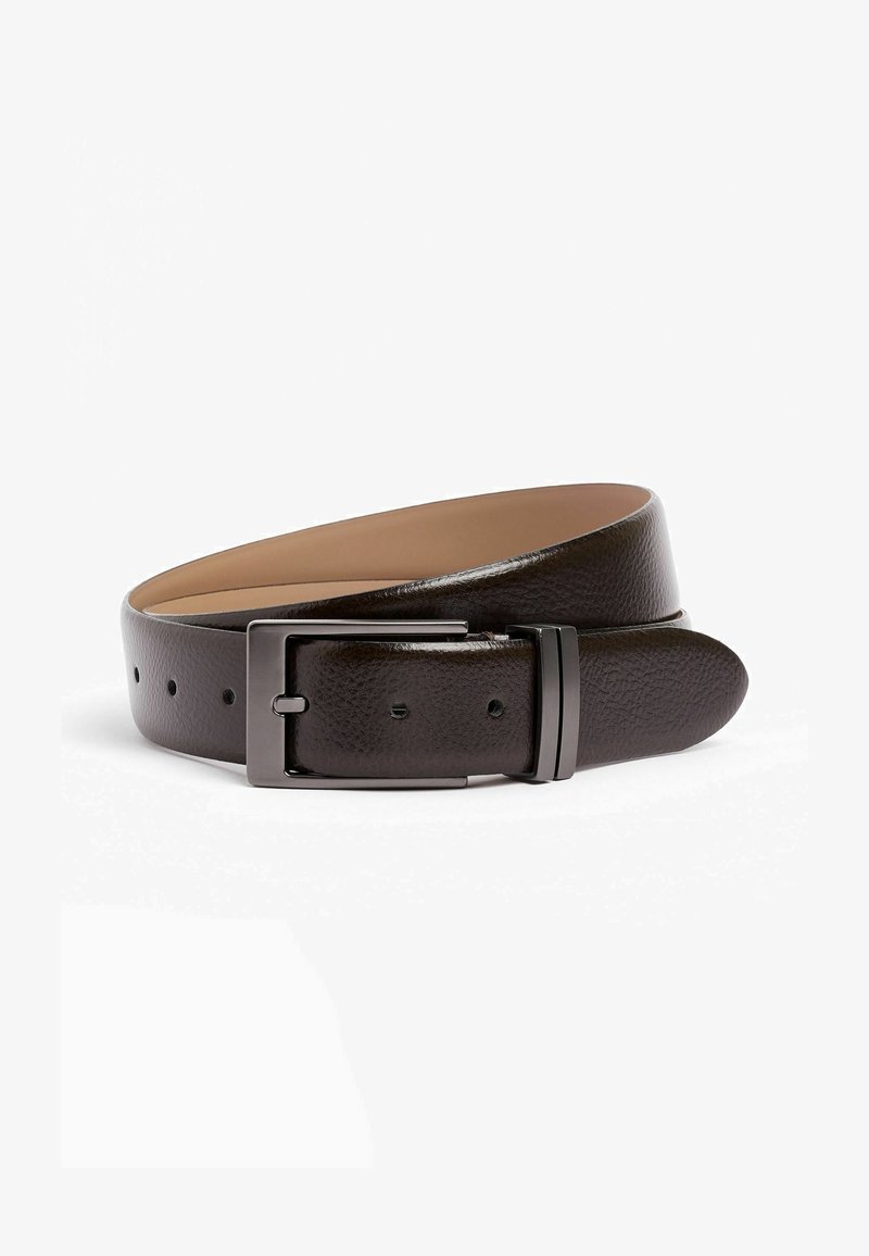 Ceinture en cuir brun au fini texturé, dotée d'une boucle rectangulaire en argent et de trous régulièrement espacés pour ajuster la taille.