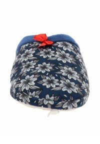Pantuflas con estampado floral en base azul marino, con un suave cuello azul y un lazo rojo como acento. Presentan flores blancas y grises con hojas verdes. Tejido acogedor.