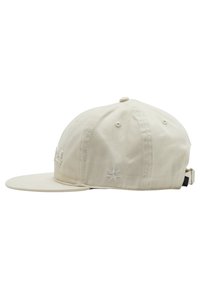 Beige Baumwoll-Baseballmütze mit flacher Krempe, Belüftungsöse, Riemen auf der Rückseite und gesticktem Sternemblem an der Seitenfläche.