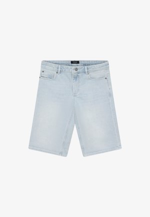 Hellblaue Jeansshorts mit vorderer Knopfleiste, Reißverschluss, Gürtelschlaufen und Five-Pocket-Stil vor weißem Hintergrund.