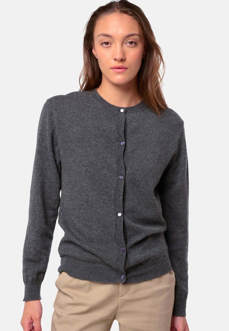 Grauer Cardigan aus weichem Stoff, mit Rundhalsausschnitt, langen Ärmeln und fünf lila Knöpfen auf der Vorderseite.