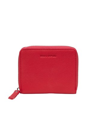 Czerwony skórzany portfel na zamek błyskawiczny z obszytymi krawędziami i małym uchwytem na zamku, z wytłoczonym nazwą marki z przodu.
