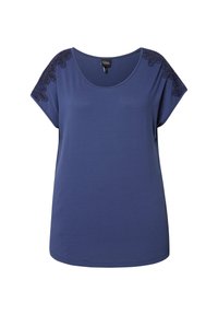 Top de manga corta azul marino hecho de una tela suave, con detalles de encaje en los hombros y un escote redondeado. Corte regular.