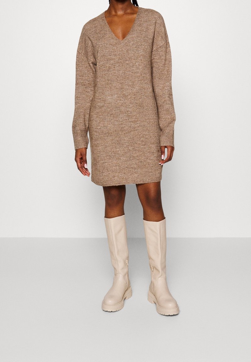 Pieces Petite Stickad klänning - brown