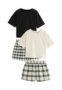 Set di tre articoli da notte: una maglietta nera, una maglietta crema e pantaloni corti a scacchi bianco e nero con elastico in vita.