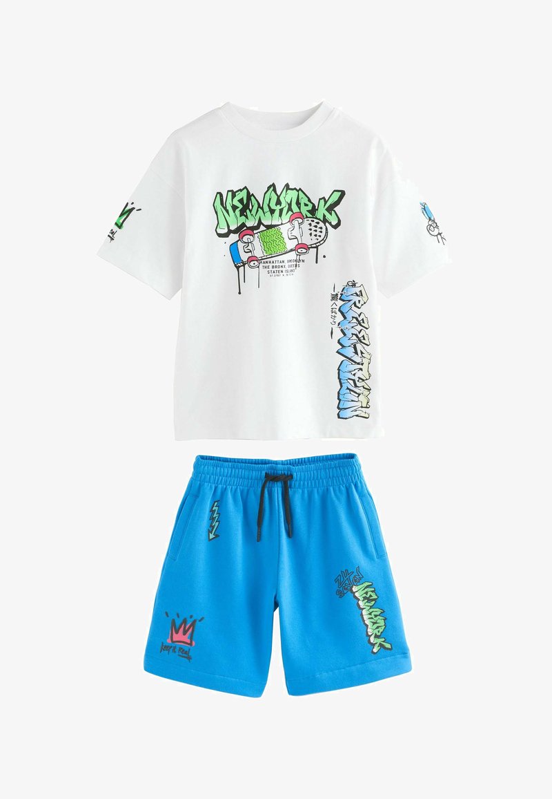 Weißes T-Shirt mit kurzen Ärmeln, buntem Skateboard-Graffiti und blauen elastischen Shorts mit schwarzem Kordelzug und grafischen Aufdrucken.