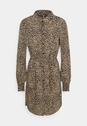 Vestido camisa de manga larga con estampado abstracto en beige y negro, botones al frente, cuello, puños elásticos y cinturón de lazo en la cintura.