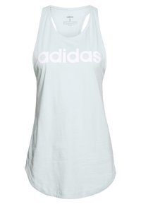 Jasnoniebieski top na ramiączkach z dużym białym logo "adidas". Posiada bezrękawnikowy design i zaokrąglony dół, wykonany z miękkiego, oddychającego materiału.
