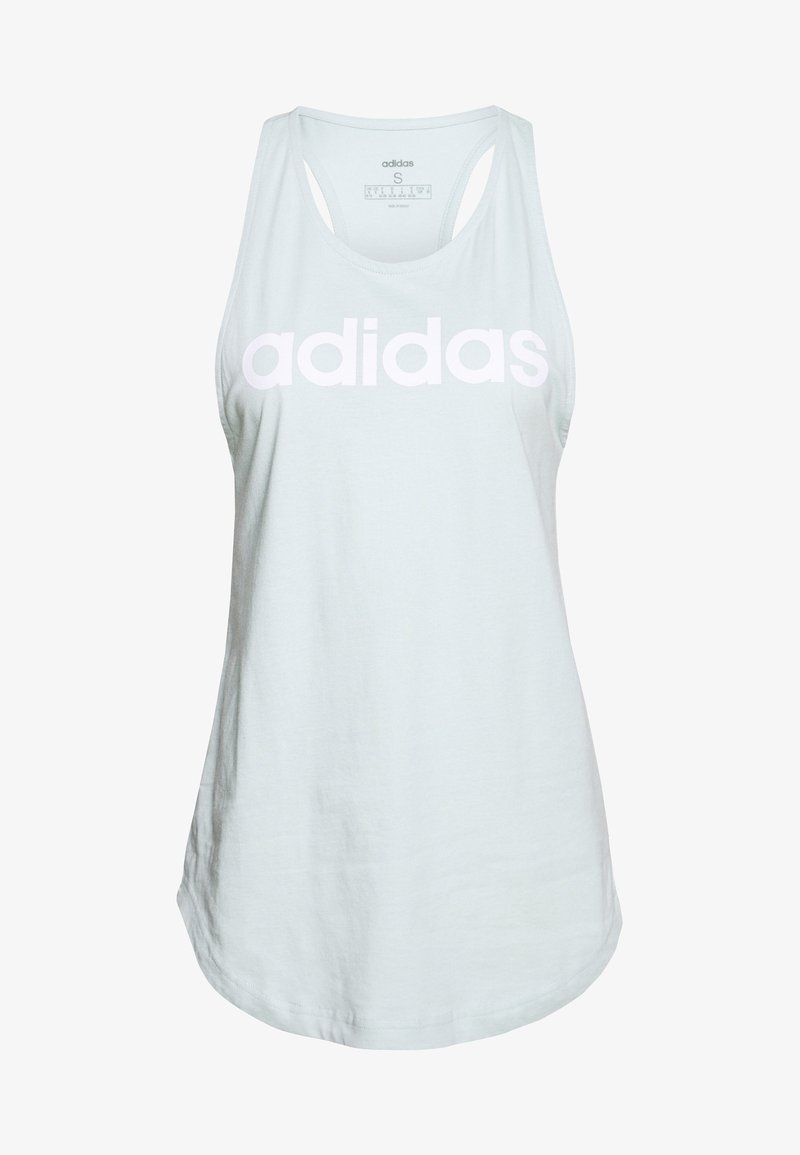 Jasnoniebieski top na ramiączkach z dużym białym logo "adidas". Posiada bezrękawnikowy design i zaokrąglony dół, wykonany z miękkiego, oddychającego materiału.