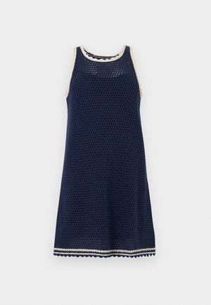 Robe en crochet sans manches bleu marine avec finition festonnée crème sur l'encolure, les emmanchures et l'ourlet, présentée sur fond blanc.