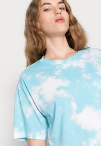 Monki T-shirt estampada - turquoise light unique