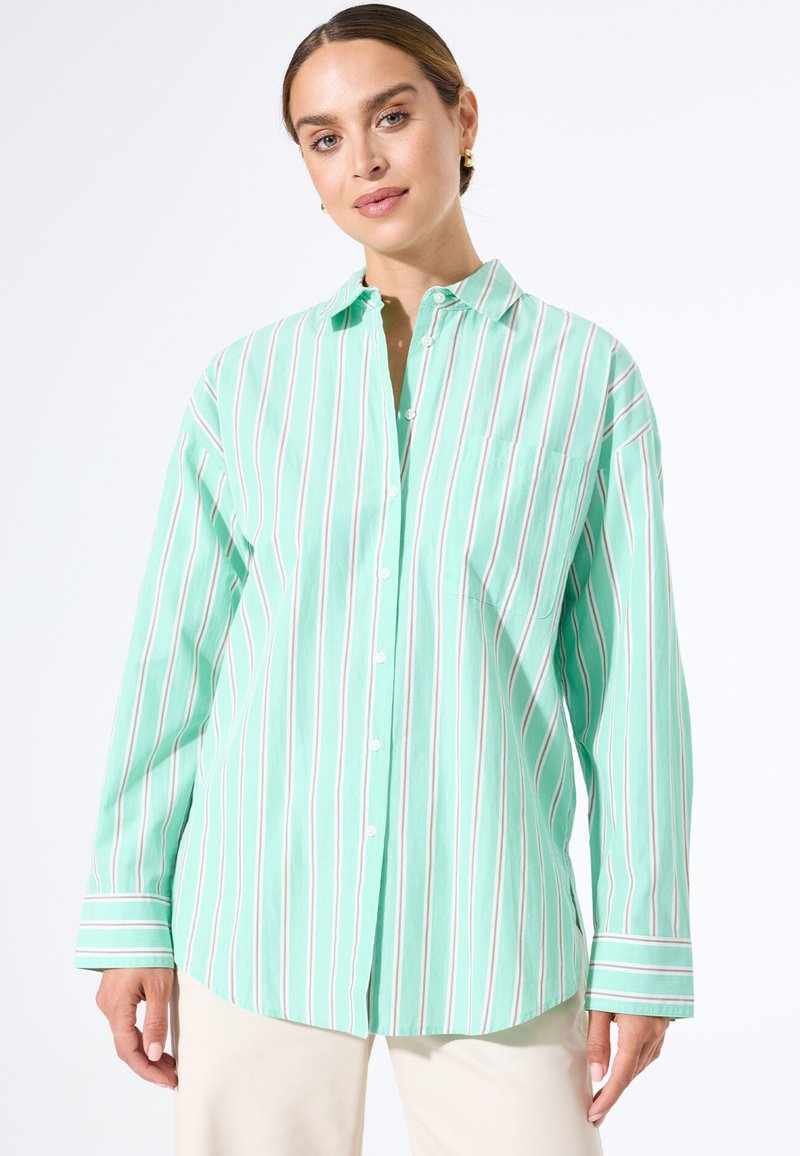 Mintgroen overhemd met lange mouwen, voorzien van witte en rode verticale strepen, met een knoopsluiting aan de voorkant, een kraag en een enkele borstzak.