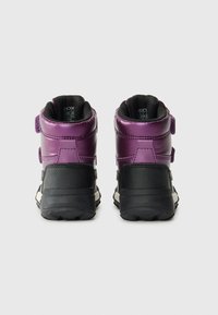 Lilla og svarte høyde sneakers med glanset overflate, borrelåsstropper og teksturerte såler. Forsterket hæl og polstret krage for komfort.