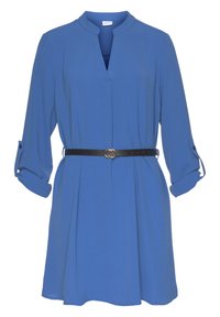 Modrá šaty s mandarinovým límcem a tříčtvrtečními rukávy. Obsahují černý opasek se zlatými akcenty. Měkká tkanina, rozšířený střih.