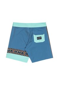 Bañador azul con una cinturilla verde menta, que presenta un patrón decorativo y un bolsillo trasero con un parche de logo.