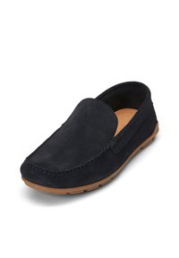 Navyblauer Wildleder-Slipper mit gerundetem Zeh, kontrastierender brauner Gummisohle, sichtbaren Nähten und glattem Innenfutter.