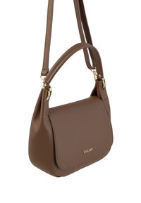Bruine leren schoudertas met een gestructureerde afwerking, gouden hardware accenten, een gebogen flap en twee verstelbare schouderbanden.