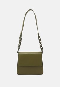 Olivgrön handväska med en slät läderfinish, med ett ficklock och en kraftig kedjesnodd. Rektangulär form med minimal detaljering.