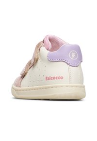 Bílo-růžová dětská bota s fialovým patním poutkem, suchými zipy a nápisem "Falcotto" na boku, zobrazená z zadního úhlu.