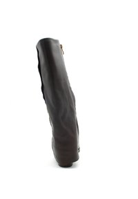 Brązowy skórzany botek do kolan z zaokrąglonym noskiem, smukłą sylwetką, zamkiem błyskawicznym z boku i niskim, warstwowym obcasem. Gładka tekstura na całej powierzchni.