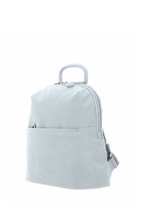 Zaino in tessuto grigio con manico superiore, chiusura con cerniera, tasca frontale e logo in rilievo. Dotato di tracolla regolabile e superficie testurizzata.