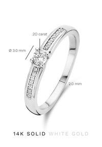 Bague en or blanc 14 carats avec un diamant central de forme carrée de 0,20 carat et cinq petits diamants en sertissage canal. Largeurs : 3,0 mm et 2,0 mm.