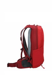 Zaino rosso con forma strutturata, dotato di pannello posteriore in rete e spallacci imbottiti. Include una tasca laterale e une chiusura superiore con cerniera.