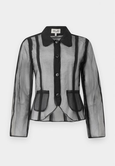 Čierny priesvitný kabát s dlhými rukávmi, štruktúrovaným golierom, šiestimi gombíkmi a dvoma prednými vreckami. Má vertikálnu pruhovanú štruktúru a prispôsobený dizajn.