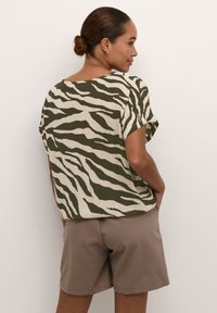 Kaffe KAMARITA - Bluza - sand green animal print