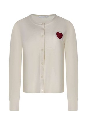 Cardigan crème boutonné à manches longues avec un patch cœur rouge sur la partie supérieure gauche de la poitrine.