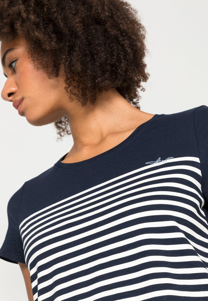 Damen T-Shirts | TOM TAILOR DENIM RELAXED TEE T-Shirt print white blue/weiß - AU72553 Damen T-Shirts | TOM TAILOR DENIM RELAXED TEE T-Shirt print white blue/weiß - AU72553
