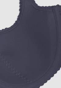 Granatowy biustonosz z teksturowanej tkaniny, z dekoracyjnym koronkowym wykończeniem wzdłuż dekoltu oraz gładko uszytym szwem bocznym dla dodatkowego detalu.