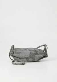 Szürke szövet táska vékony, téglalap alakú, texturált felülettel és állítható pántokkal. Cipzáras záródás az egyik oldalon.