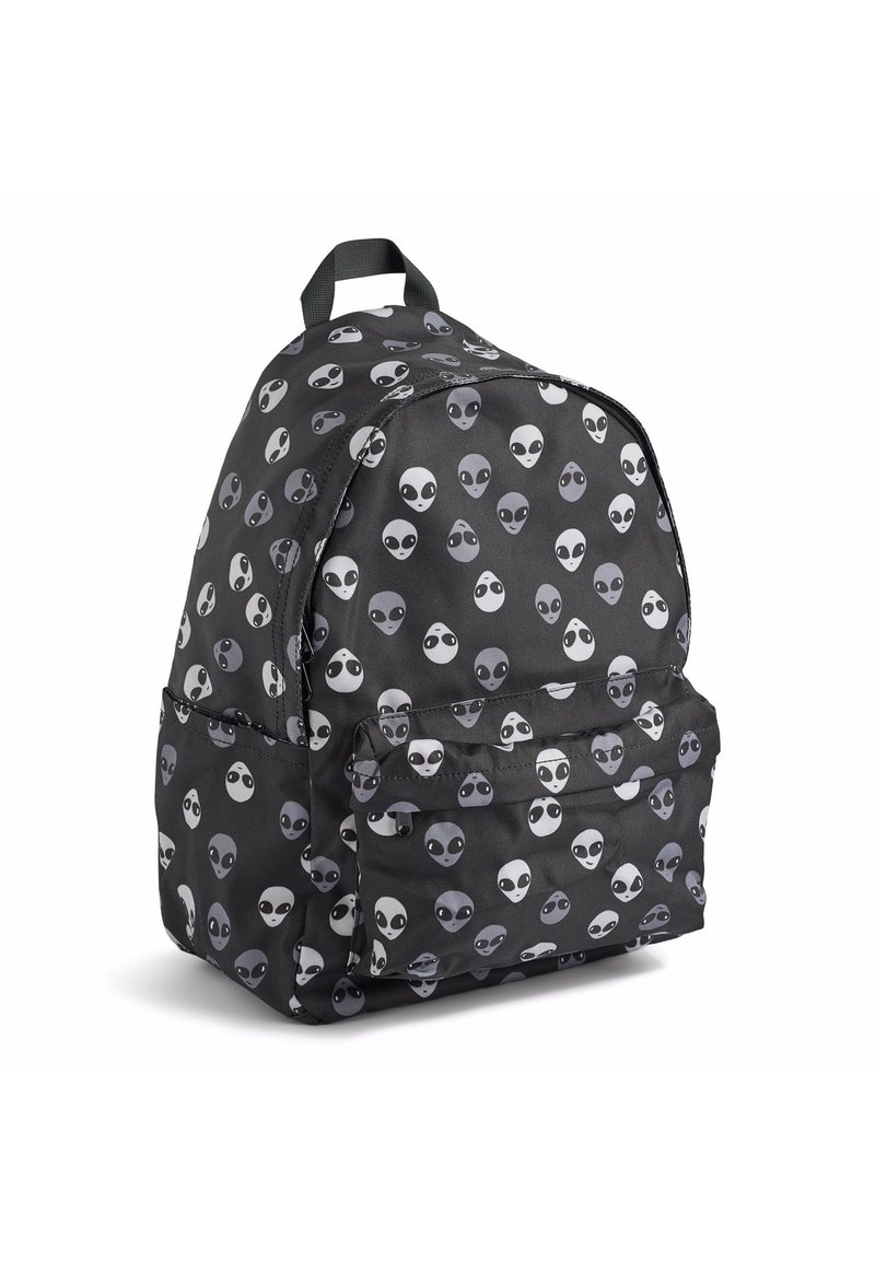Zaino nero con motivo di facce di alieni ripetuto in tonalità di grigio. Realizzato in tessuto resistente, presenta una tasca frontale e spallacci regolabili.